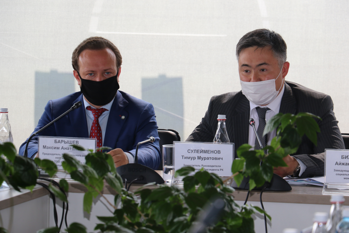 Максим Барышев и Тимур Сулейменов на встрече администрации Президента в экоофисе ГК «Учёт» 25 июня 2021 года