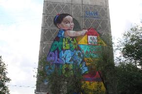 Платить налоги с помощью электронных сервисов призывает 3D-изображение на здании в Алматы