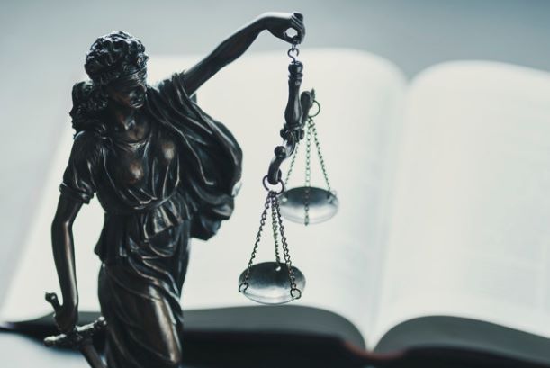 Исключаются некоторые нормы законопроекта по вопросам адвокатской деятельности и юридической помощи