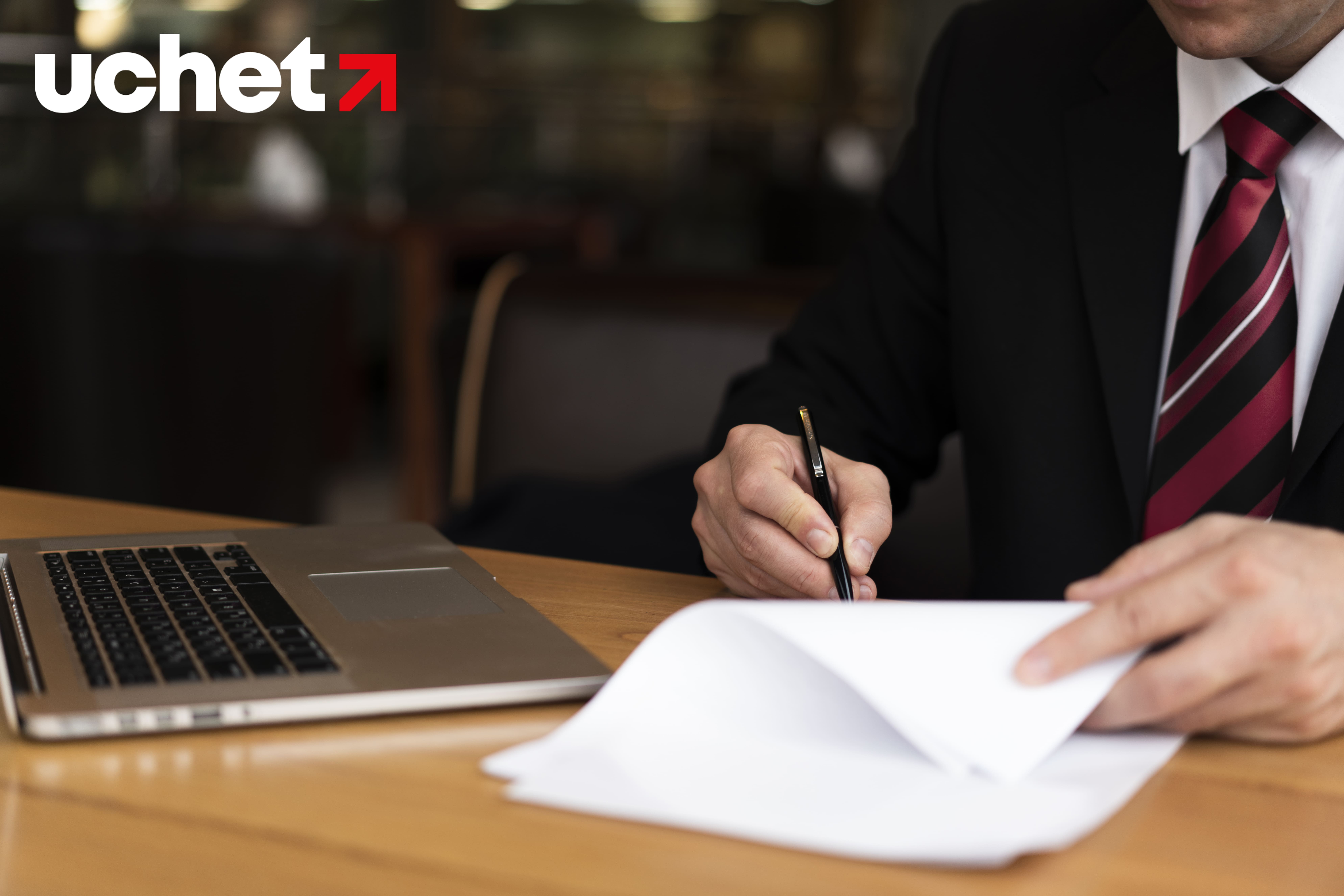 Нотариусы будут передавать данные о сделках в органы финмониторинга