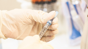 Определиться с интервалами между прививками от COVID-19 рекомендовал Мамин Минздраву